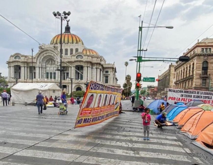 Triquis plantón Bellas Artes