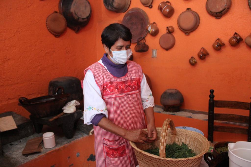 Mujer prepara alimentos