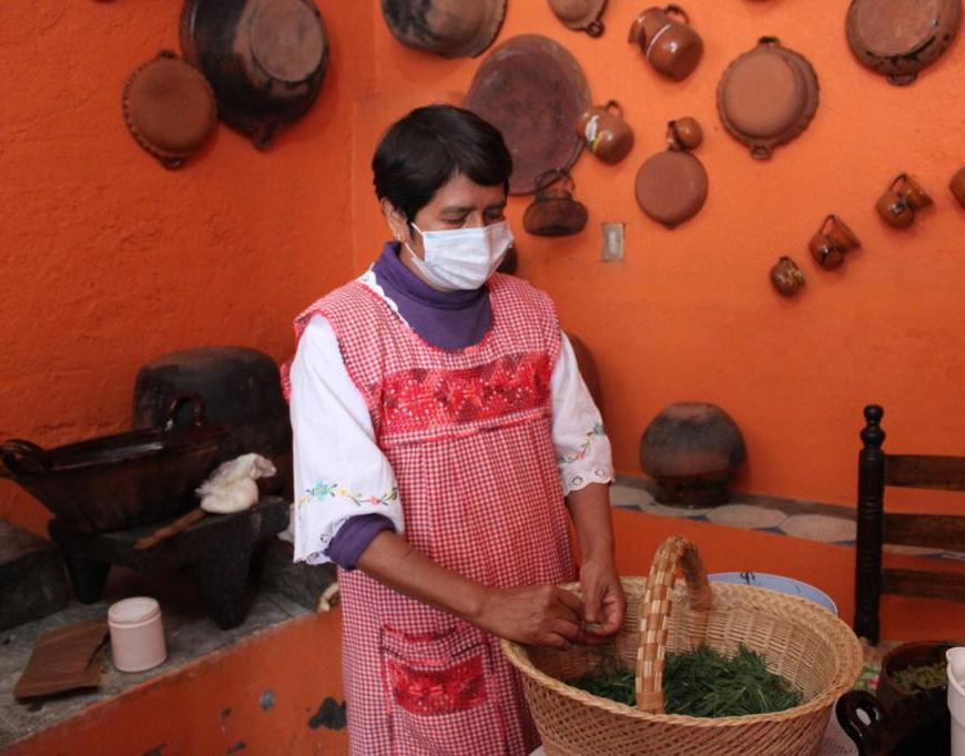 Mujer prepara alimentos
