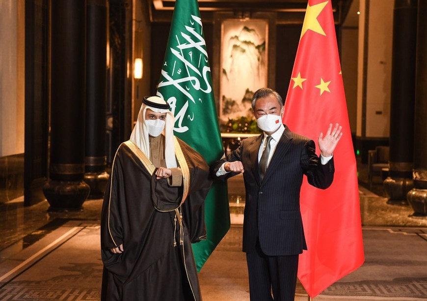 Ministro de Relaciones Exteriores de China, Wang Yi, con su homólogo de Arabia Saudí, el príncipe Faisal bin Farhan Al Saud