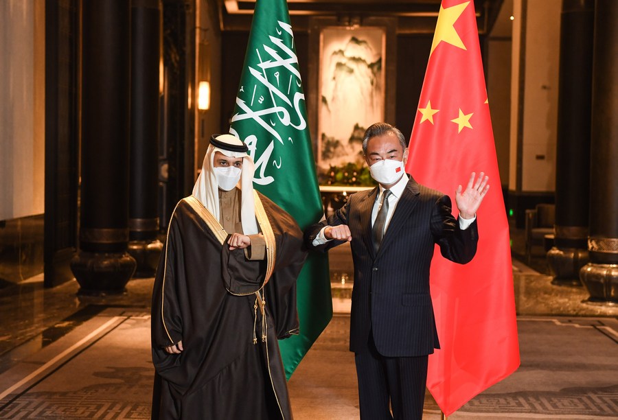 Ministro de Relaciones Exteriores de China, Wang Yi, con su homólogo de Arabia Saudí, el príncipe Faisal bin Farhan Al Saud