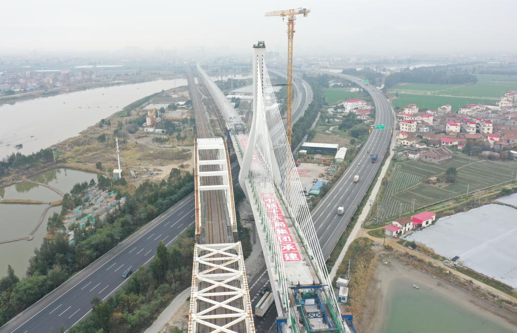 Puente de ferrocarril que cruza el mar en China