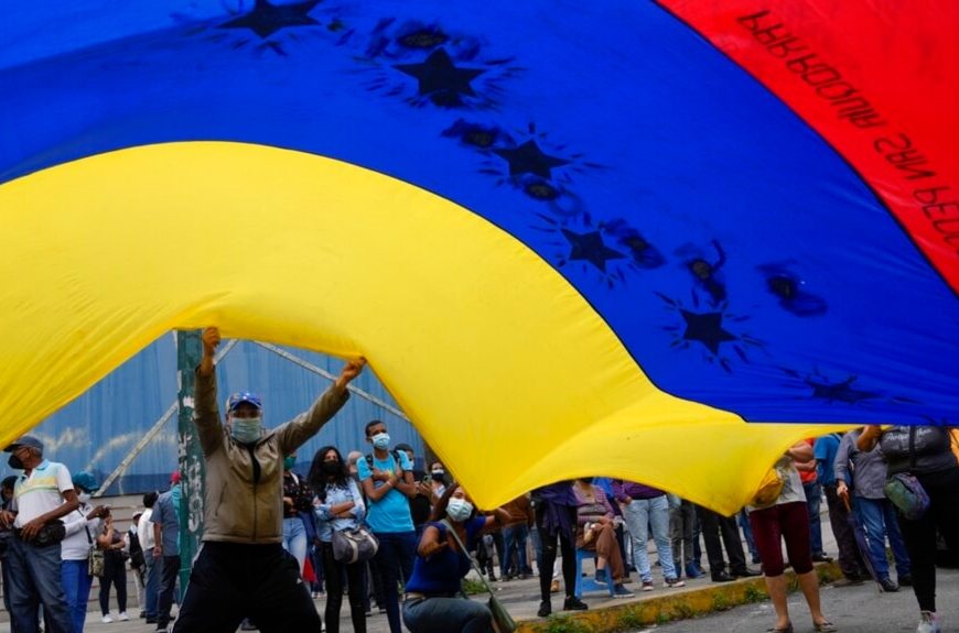 Personas se manifiestan con bandera de Venezuela