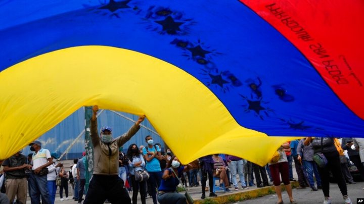 Personas se manifiestan con bandera de Venezuela