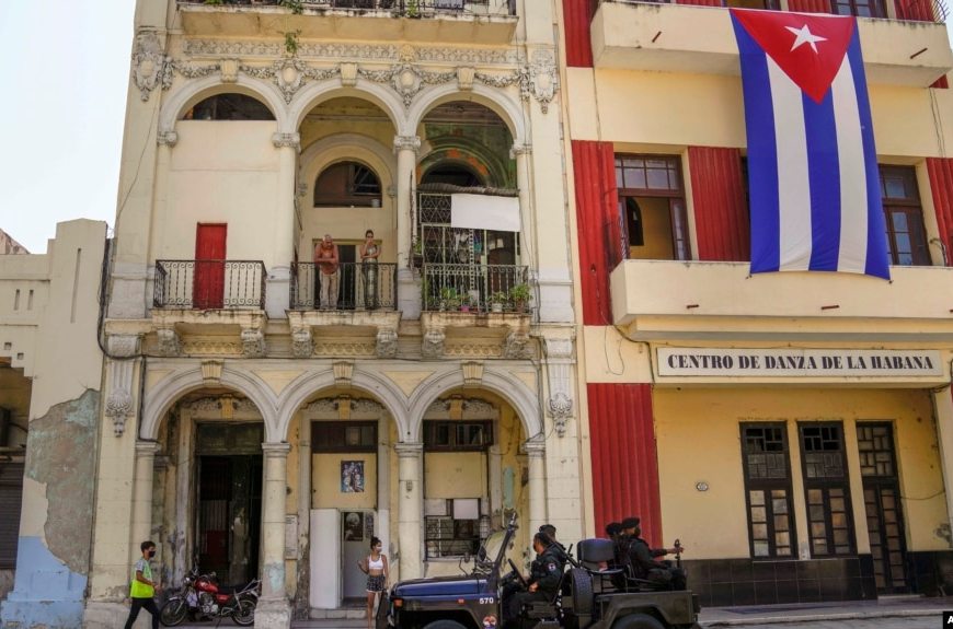 Policías recorren La Habana, Cuba