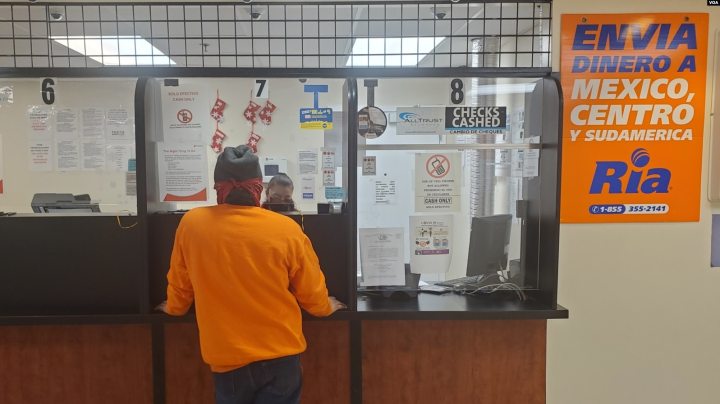 Un trabajador envía remesa 