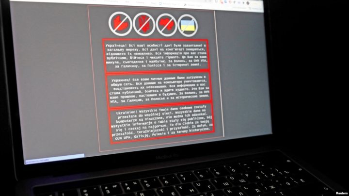 La pantalla de una computadora portátil 