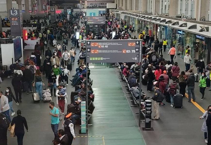 Largas filas en el Aeropuerto Internacional de la Ciudad de México