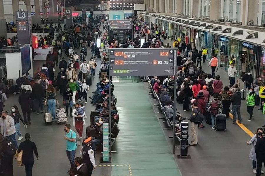 Largas filas en el Aeropuerto Internacional de la Ciudad de México
