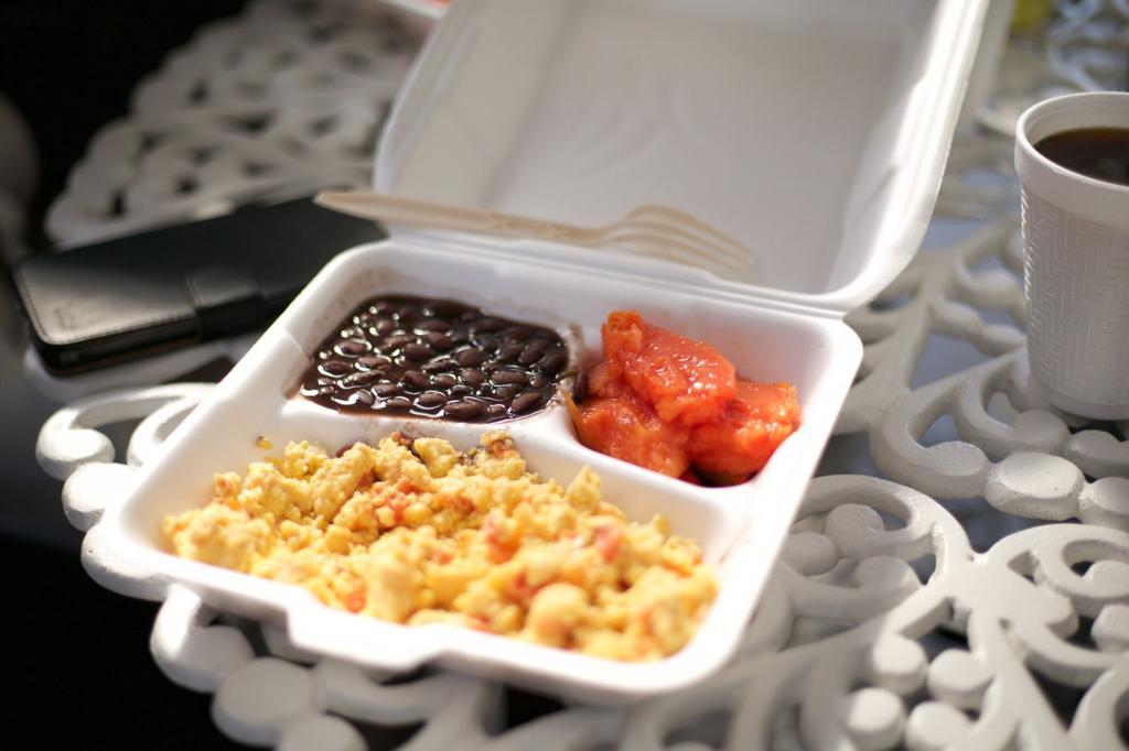 Charola con alimentos