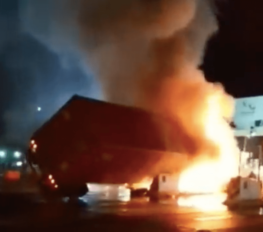 Trailer incendiado