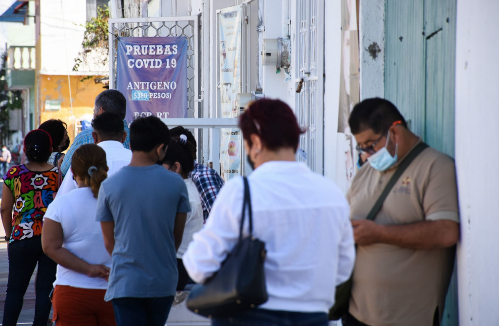 Personas formadas para aplicarse una prueba Covid