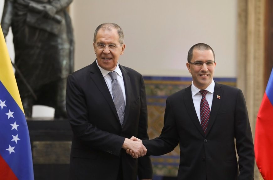 El ministro de Relaciones Exteriores de Rusia, Sergey Lavrov, estrecha la mano de su homólogo venezolano, Jorge Arreaza