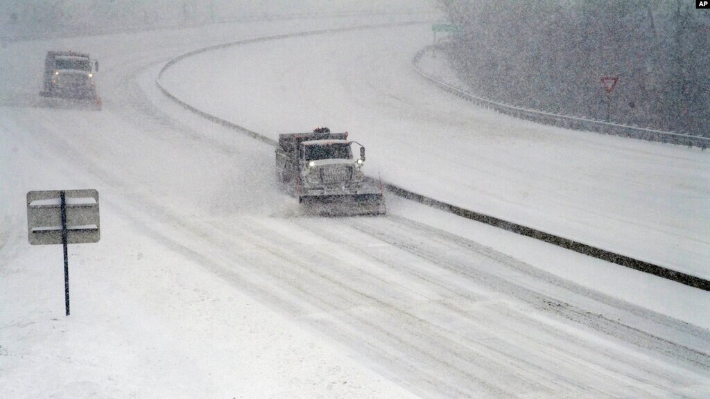 Camión que limpia la vía de nieve