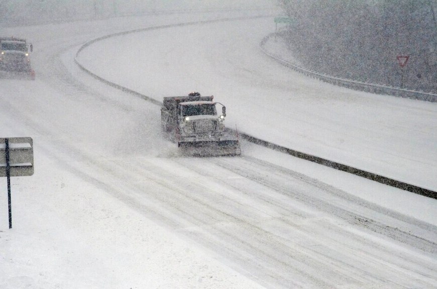 Camión que limpia la vía de nieve