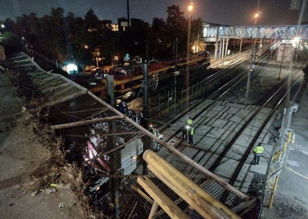 Cae camioneta a las vías del tren suburbano