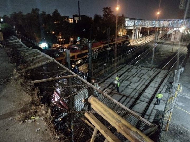 Cae camioneta a las vías del tren suburbano