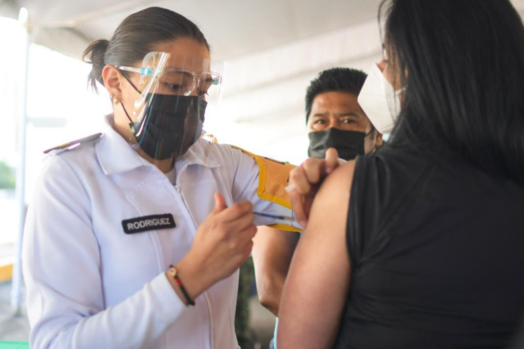 Vacunación enfermera militar