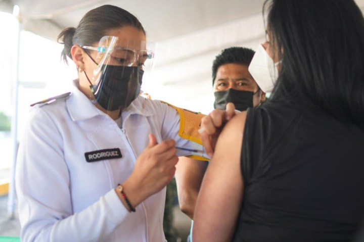 Vacunación enfermera militar