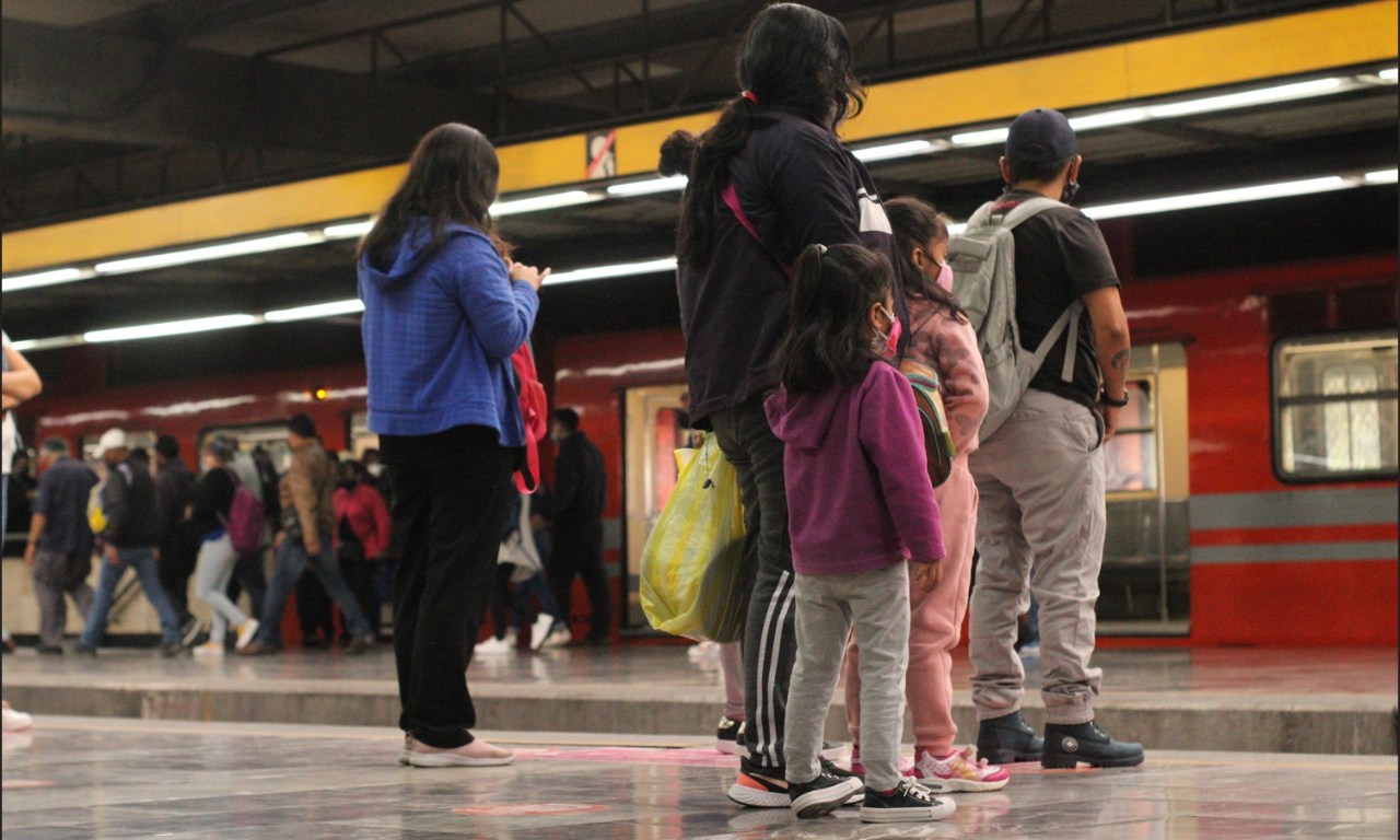 Niños en el metro de la ciudad de México