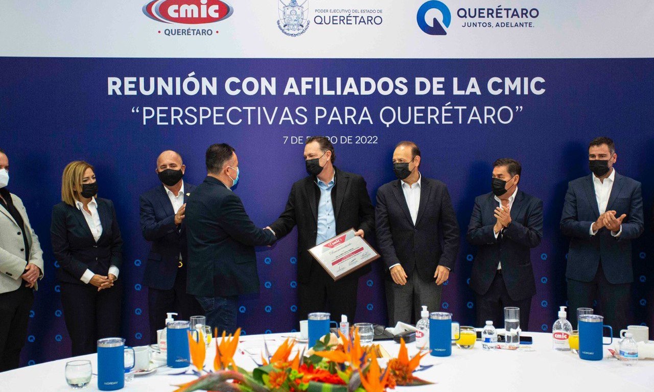 Mauricio Kuri con integrantes de la CMIC