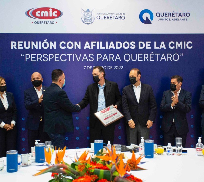 Mauricio Kuri con integrantes de la CMIC