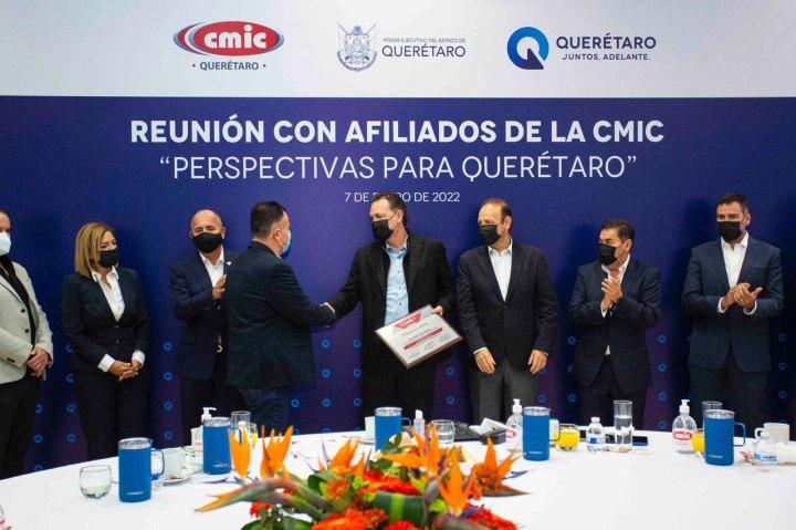 Mauricio Kuri con integrantes de la CMIC