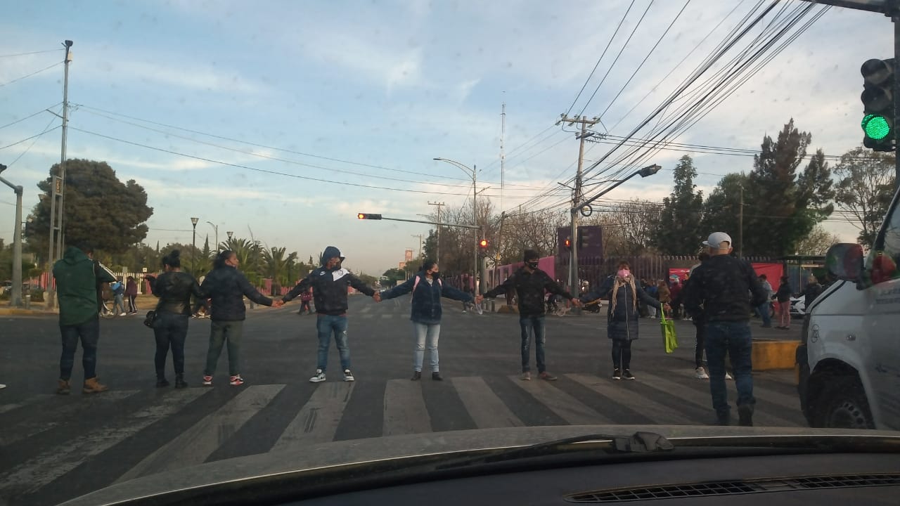 Vecinos de Iztapalapa se manifiestan por falta de energía eléctrica