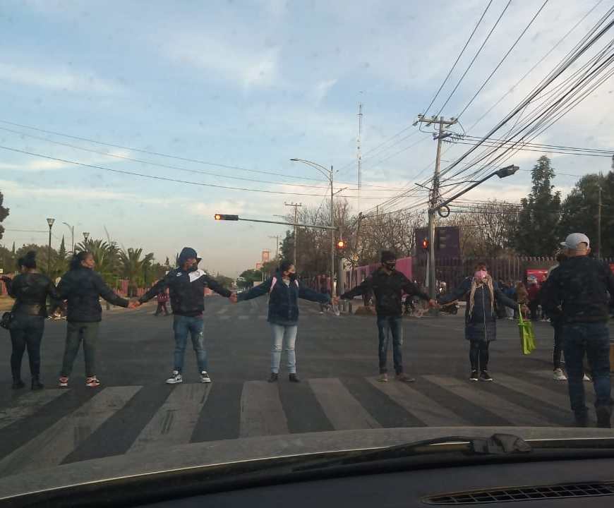 Vecinos de Iztapalapa se manifiestan por falta de energía eléctrica