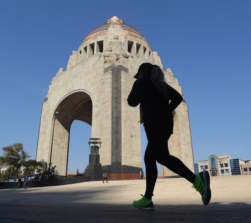 Personas se ejercita en el monumento a la Revolución