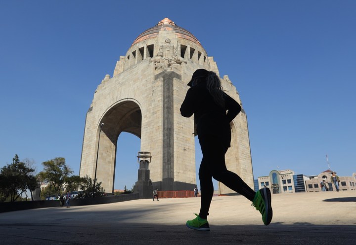 Personas se ejercita en el monumento a la Revolución