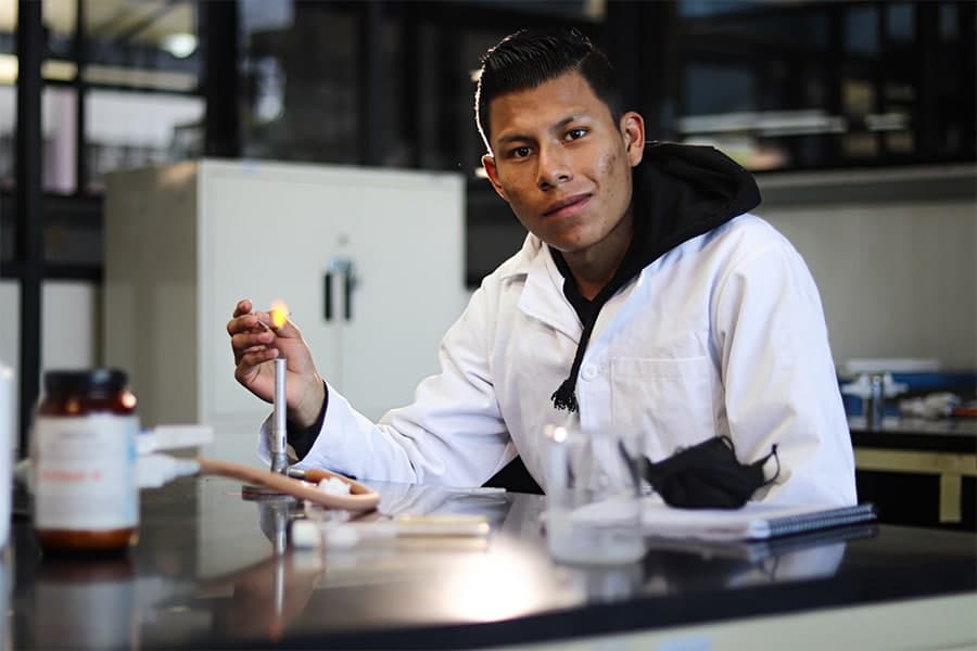 Estudiante en laboratorio