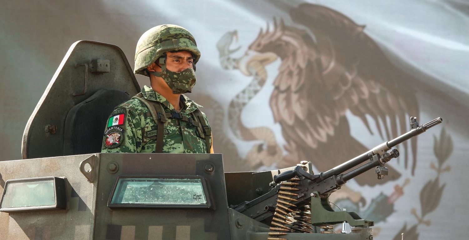 Bandera y soldado mexicano