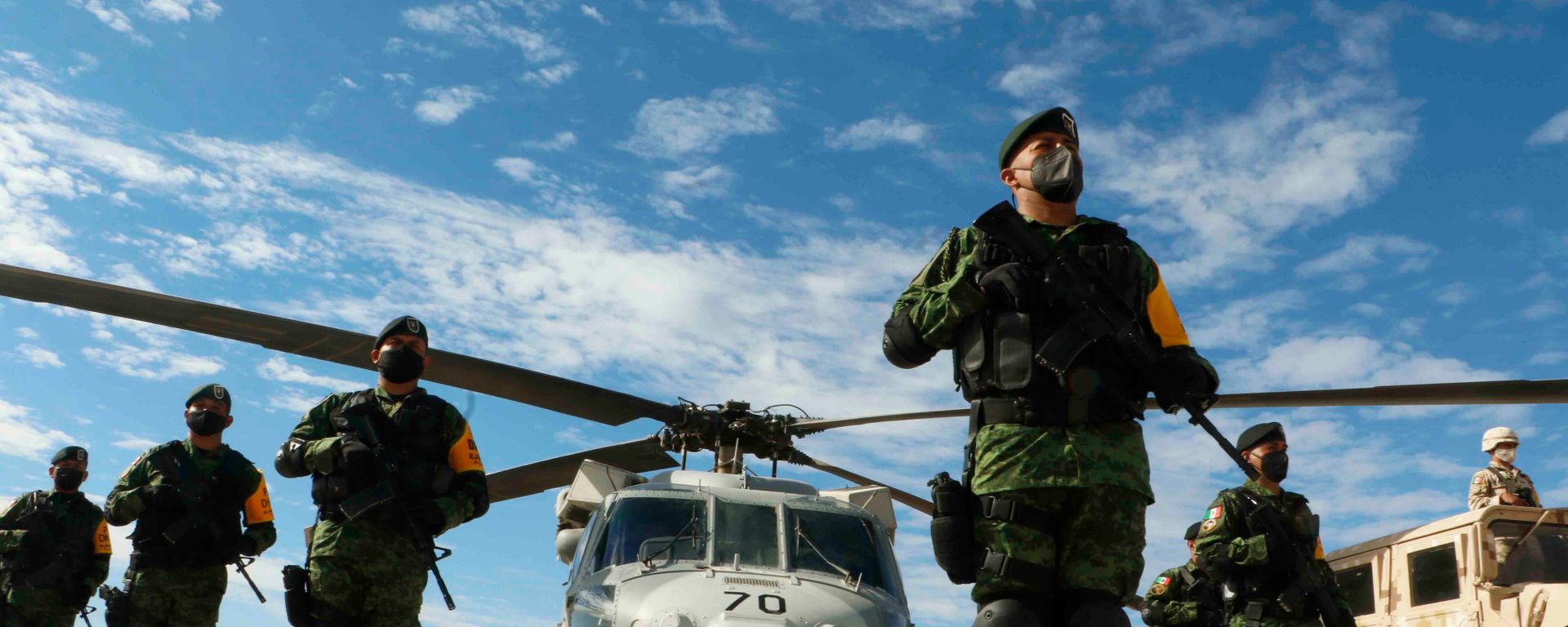 Helicóptero militar en tierra, soldados