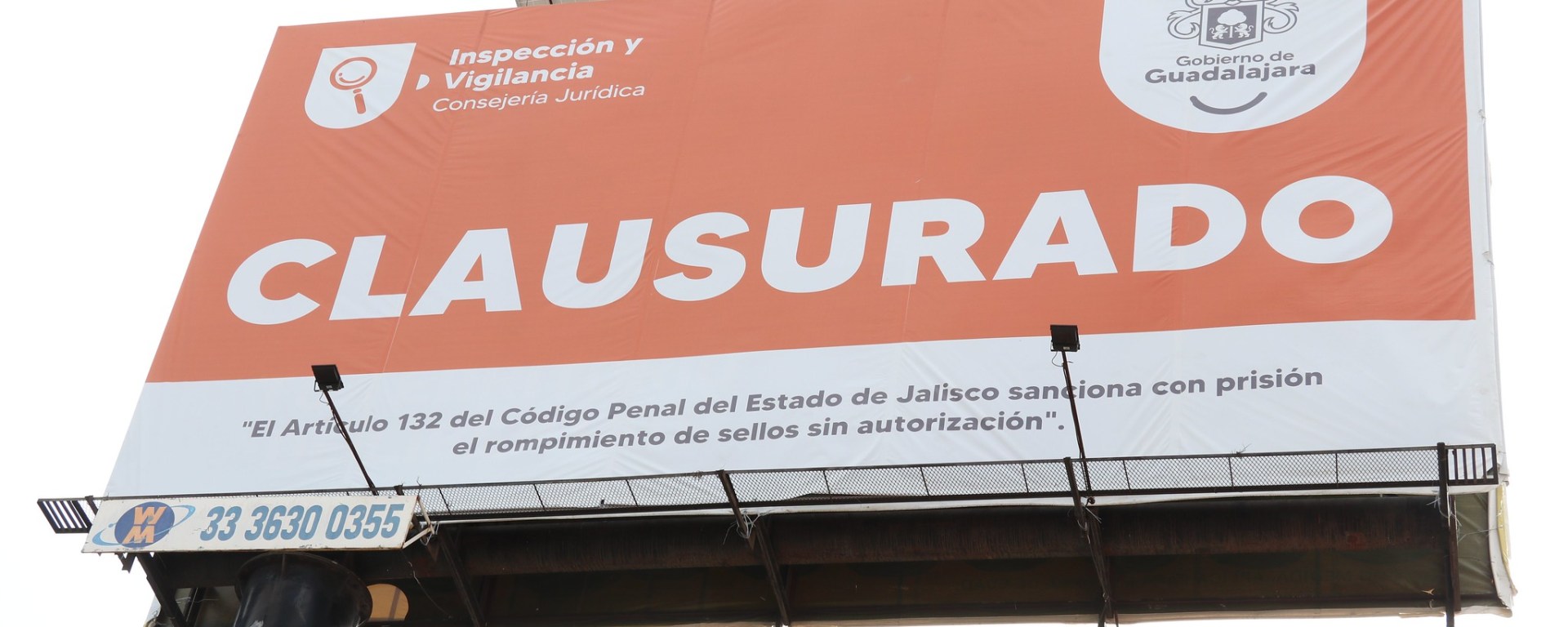 Anuncio espectacular clausurado