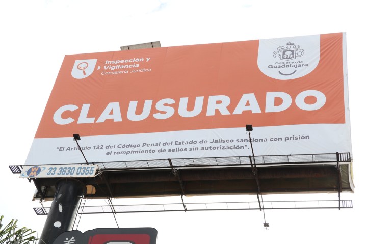 Anuncio espectacular clausurado
