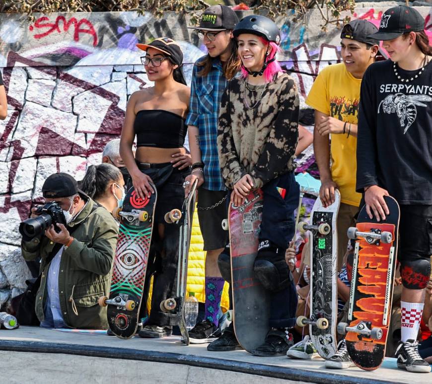 Jóvenes en patineta, en el denominado Parcur en el bosque de Chapultepec