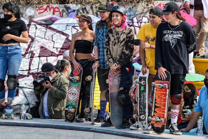 Jóvenes en patineta, en el denominado Parcur en el bosque de Chapultepec