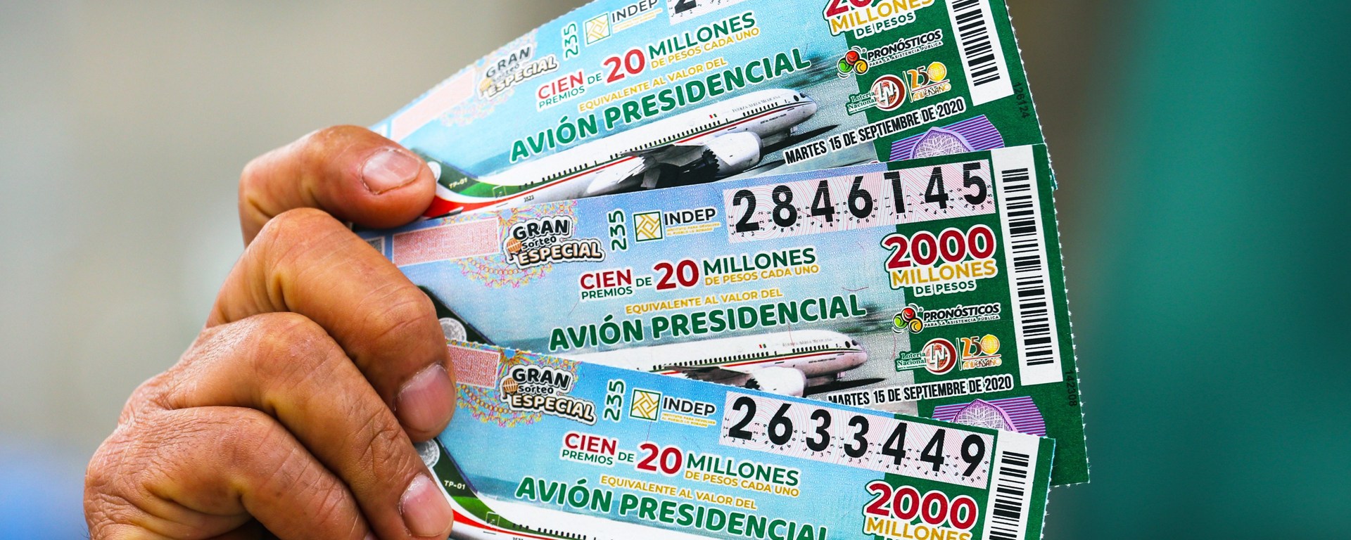 Billete de lotería sobre el avión presidencia