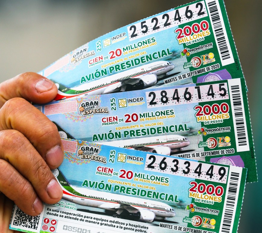 Billete de lotería sobre el avión presidencia