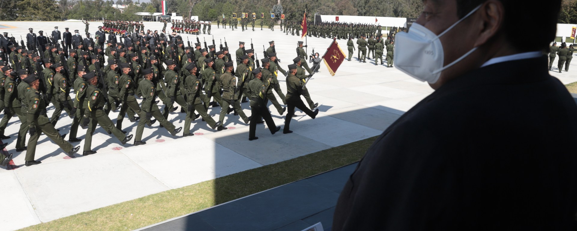 Miguel Barbosa Huerta en desfile militar