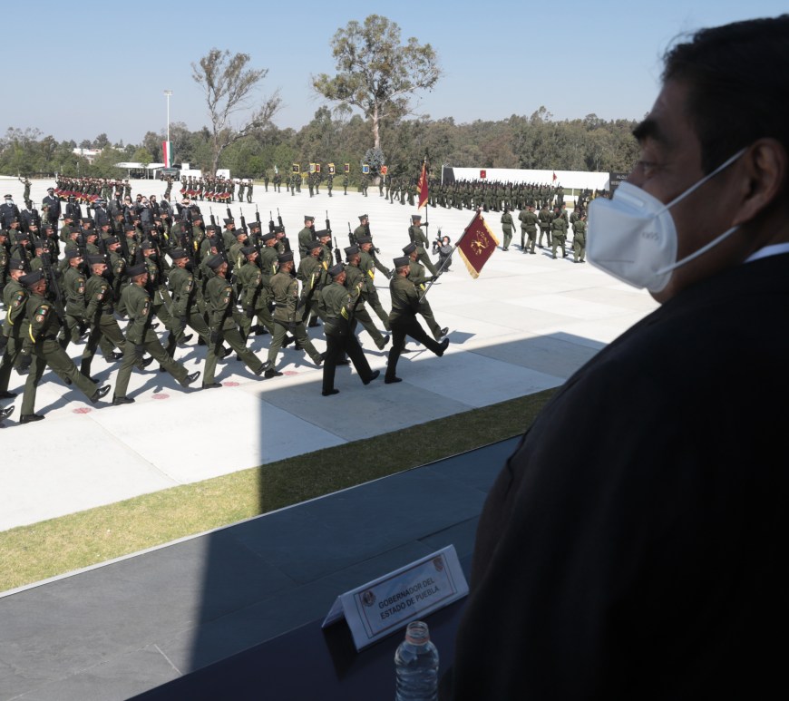 Miguel Barbosa Huerta en desfile militar