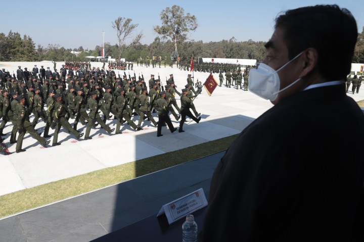 Miguel Barbosa Huerta en desfile militar 