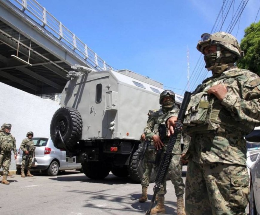Militares en operativo en la calle