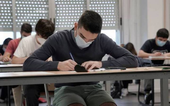 Alumnos en salón de clase