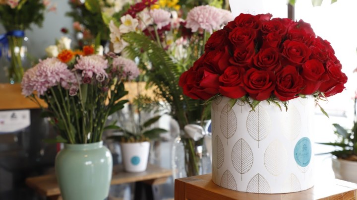 Arreglo floral con rosas rojas