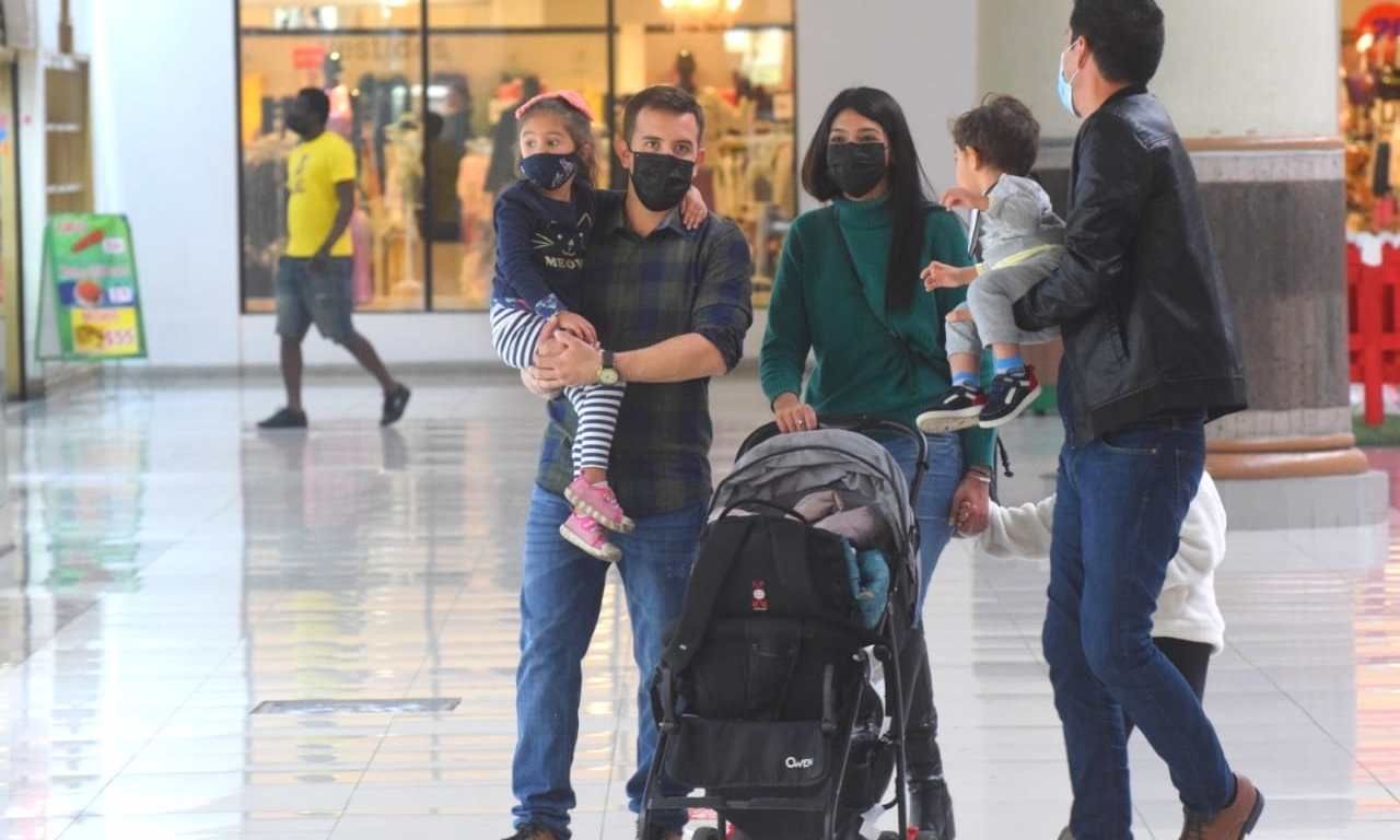 Familia en centro comercial