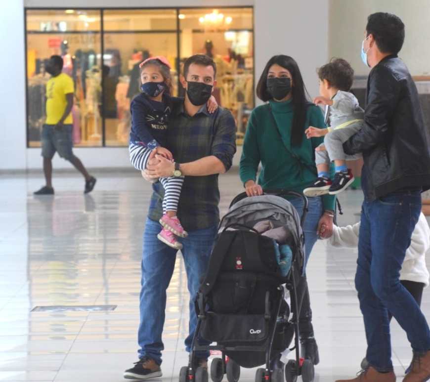 Familia en centro comercial