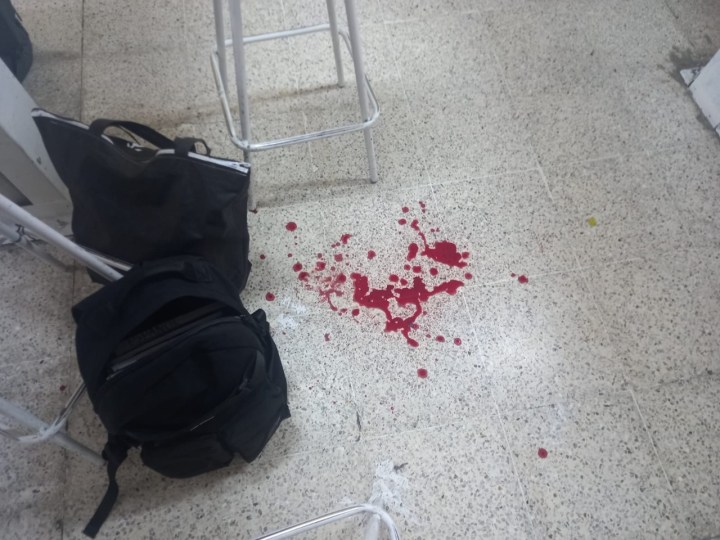 Arma de fuego y rastro de sangre