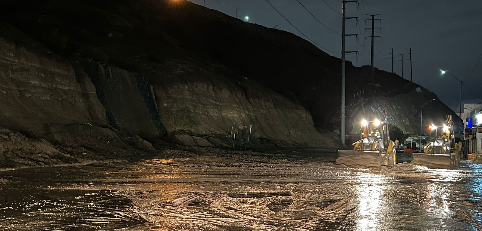 Maquinaria pesada limpieza libramiento en Tijuana, BC